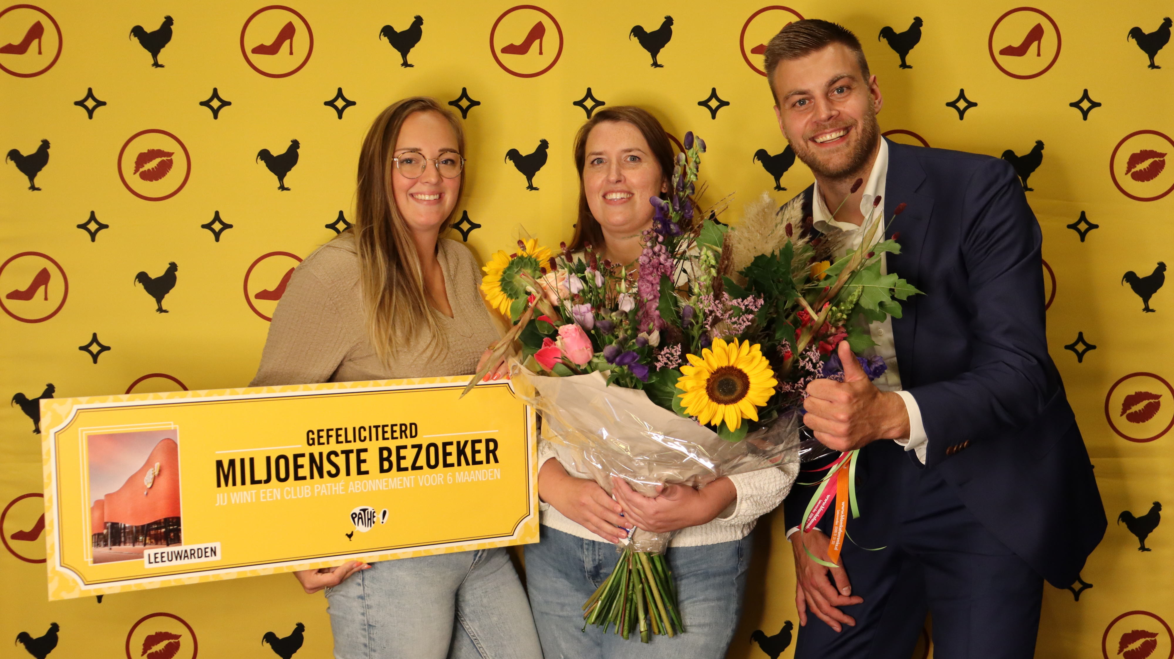 Jan Paul Beverwijk ontvangt de miljoenste bezoeker van Pathé Leeuwarden