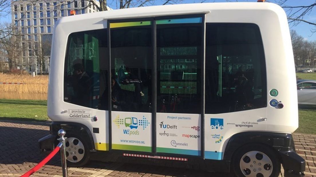 De zelfrijdende WEpod mag van de Rijksdienst voor het Wegverkeer (RDW) passagiers gaan vervoeren. Dat is zaterdag bekendgemaakt tijdens een persconferentie op de Wageningen Universiteit.