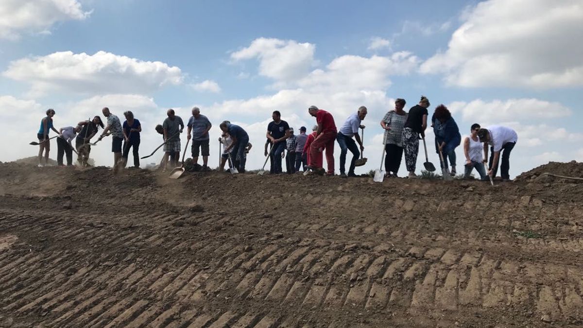 Boze inwoners Aijen zetten schop in 'te hoge' dijk