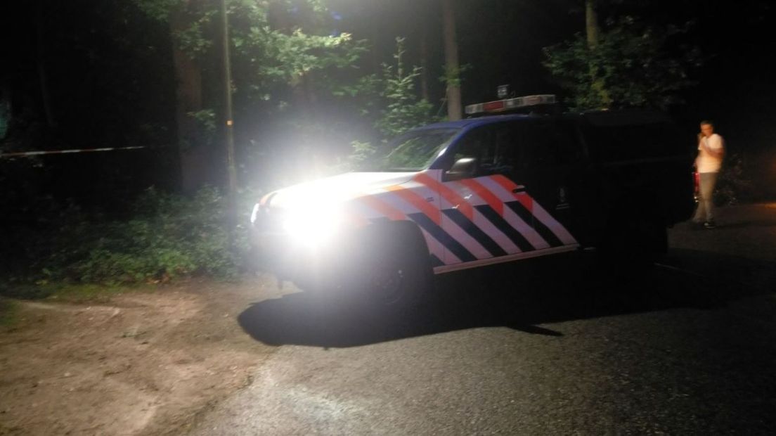 De politie heeft in een bos in Beekbergen een gestolen auto gestopt na een achtervolging. De vier inzittenden zijn aangehouden. Bij de achtervolging zijn een aantal politieauto's beschadigd geraakt. Ook heeft de politie bij de aanhouding waarschuwingsschoten gelost.