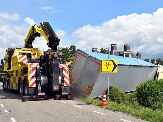 Bergers redden vrachtwagen met 29 ton houtsnippers op smalle dijk - Omroep Gelderland