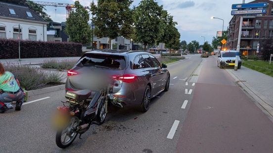 Jongen schiet door achterruit van auto bij botsing