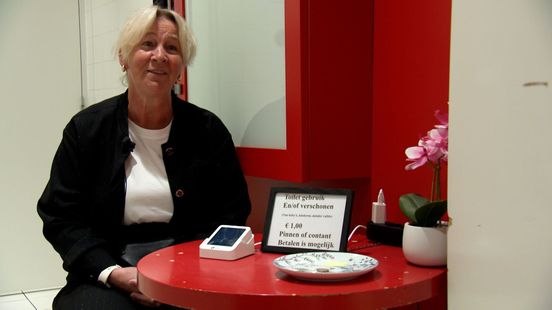 Toiletjuffrouw Renate (54) wordt na 30 jaar vervangen door betaalpoortjes, dus opent ze haar eigen openbare toilet