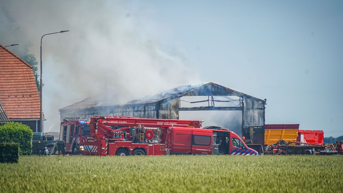Grote brand in loods met trekkers in Valthermond