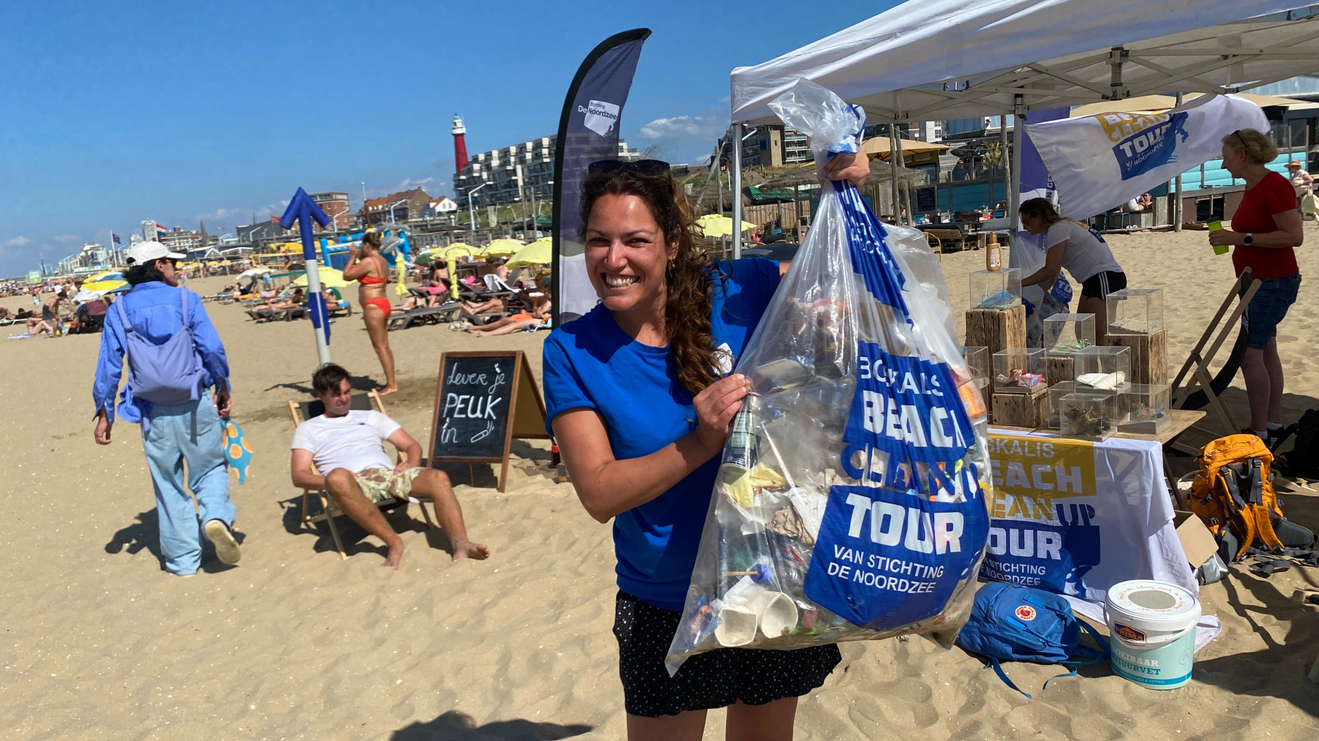 Irene Spronk met één van de vele gevulde zakken vol strandafval