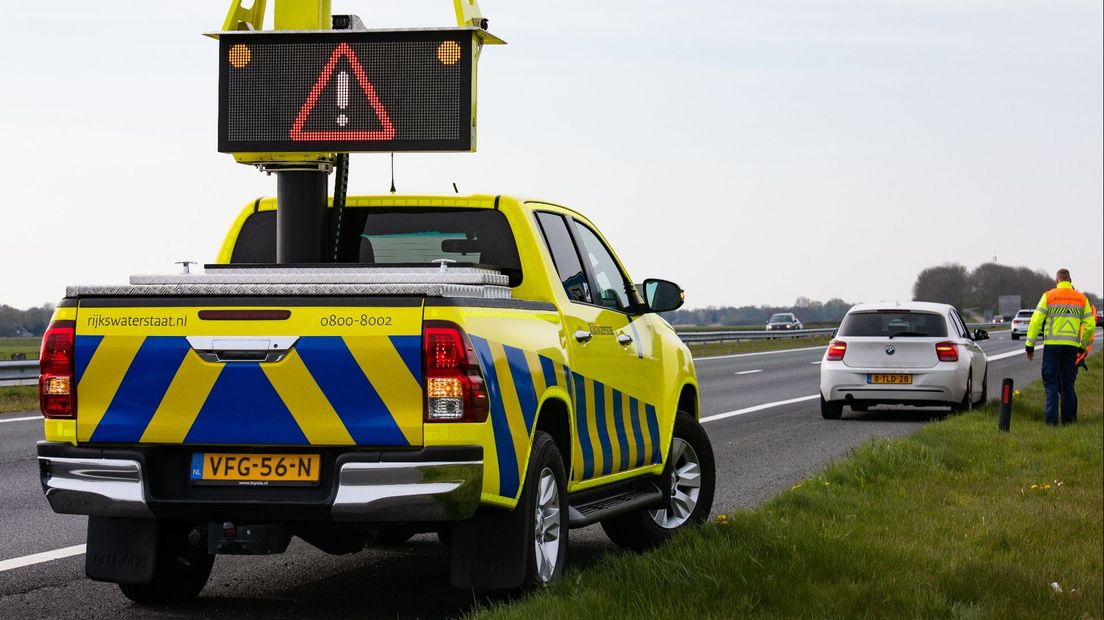 Weginspecteurs beschermen je tegen overig verkeer, bijvoorbeeld bij pech langs de weg.