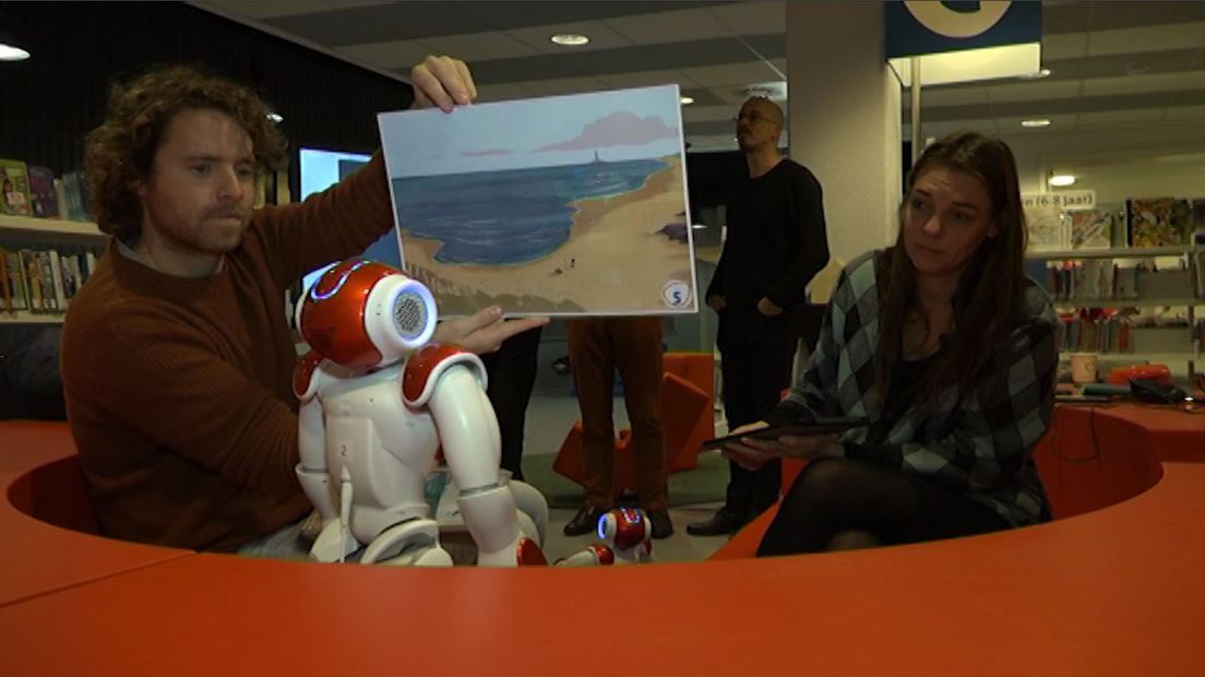 Bibliotheek Gelderland Zuid heeft twee nieuwe medewerkers. Normaal niet echt iets om te melden, maar in dit geval gaat om twee robots en daarmee is Gelderland Zuid de eerste bibliotheek in Nederland die deze technische hulpjes in huis haalt. Toch gaan ze geen boeken opbergen of voorlezen, ze zijn er om bezoekers van de bibliotheek vertrouwd te maken met deze nieuwe techniek.