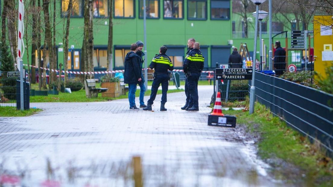 De politie doet onderzoek bij het azc.