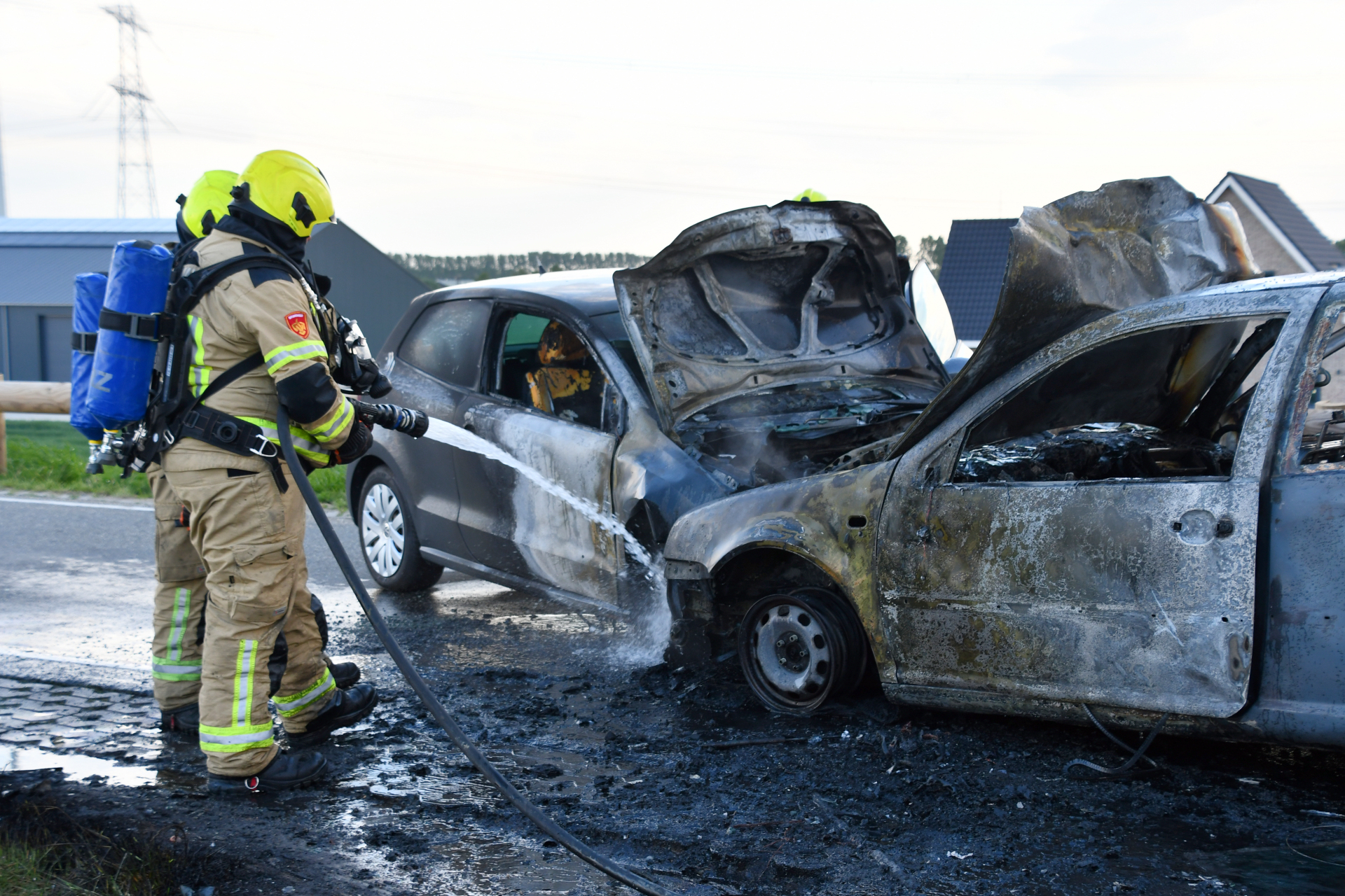 Twee auto's uitgebrand na botsing Kruiningen