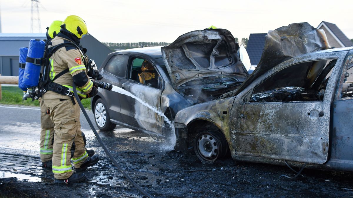 Twee auto's uitgebrand na botsing Kruiningen