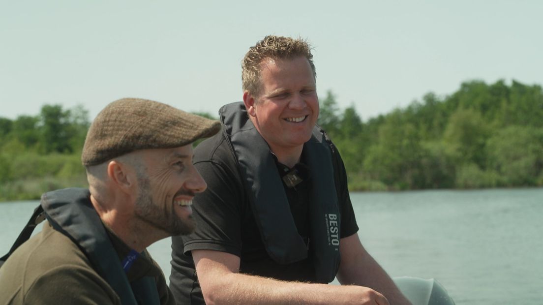 Natuurboer Bertus Slot (rechts) en Gideon Kok van Natuurmonumenten beheren samen de natuur in De Wieden