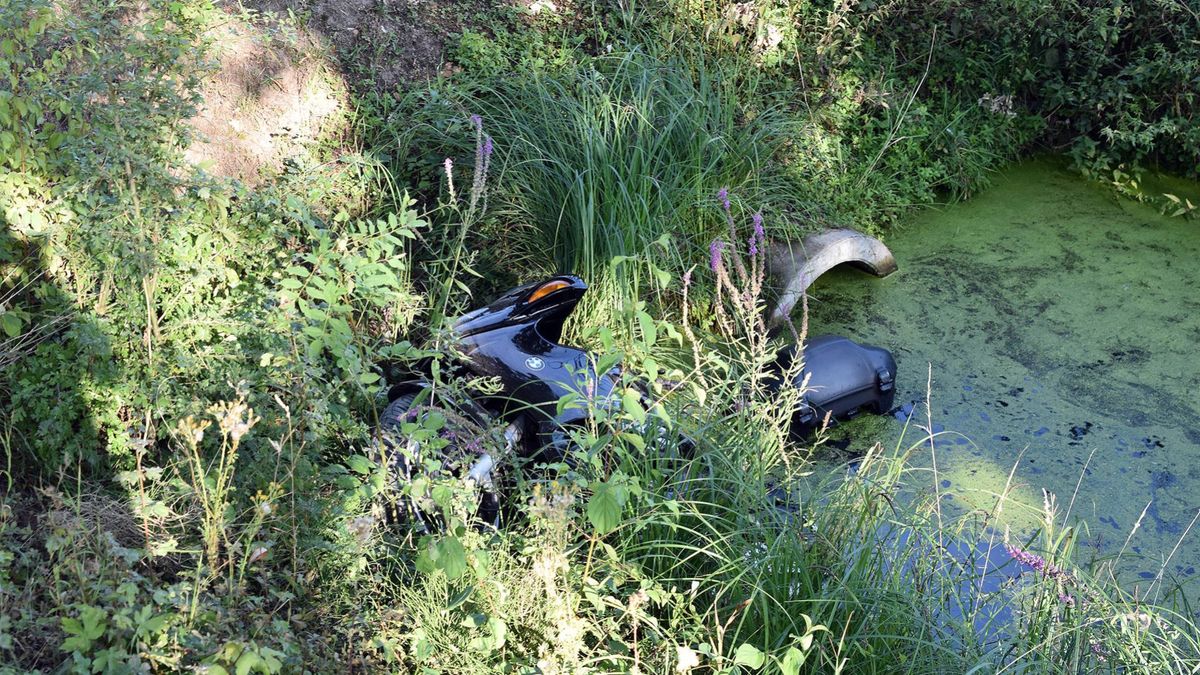 Mogelijk meerdere botbreuken bij motorongeval, twee personen naar het ziekenhuis
