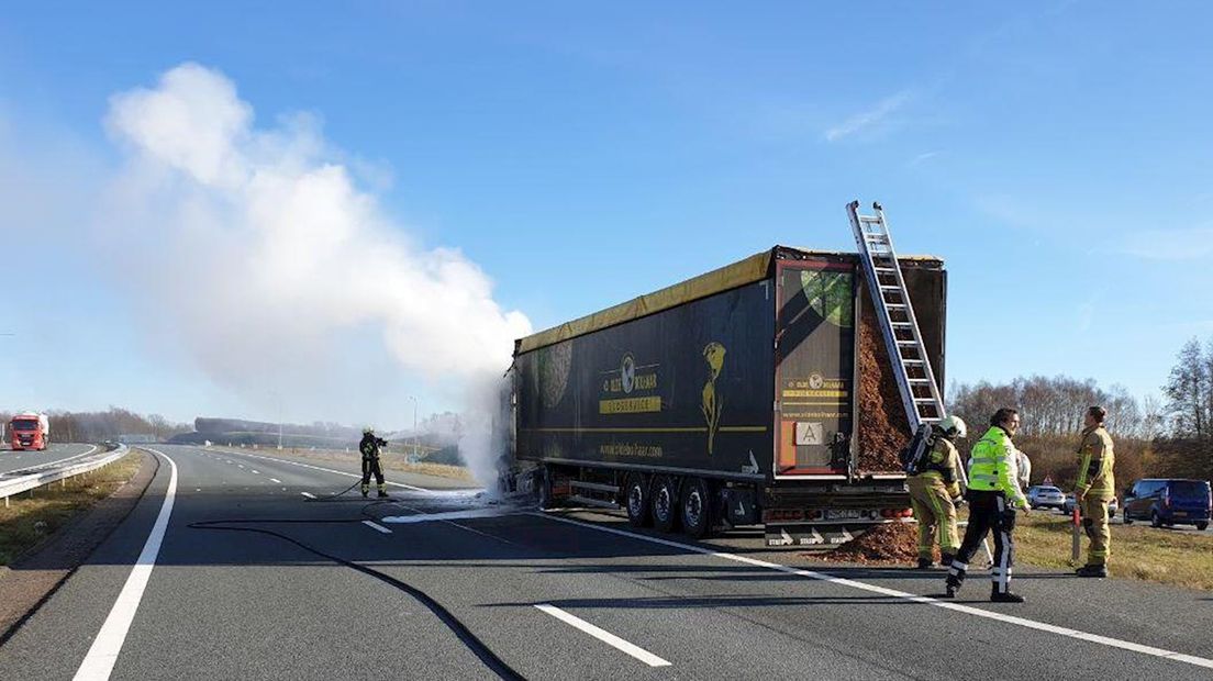 Vrachtwagen brandt op A1