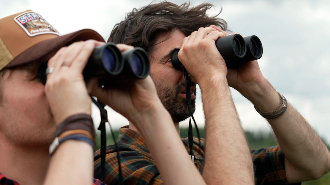 Ruben Hein (rechts) vogelt graag in de Ooijpolder.
