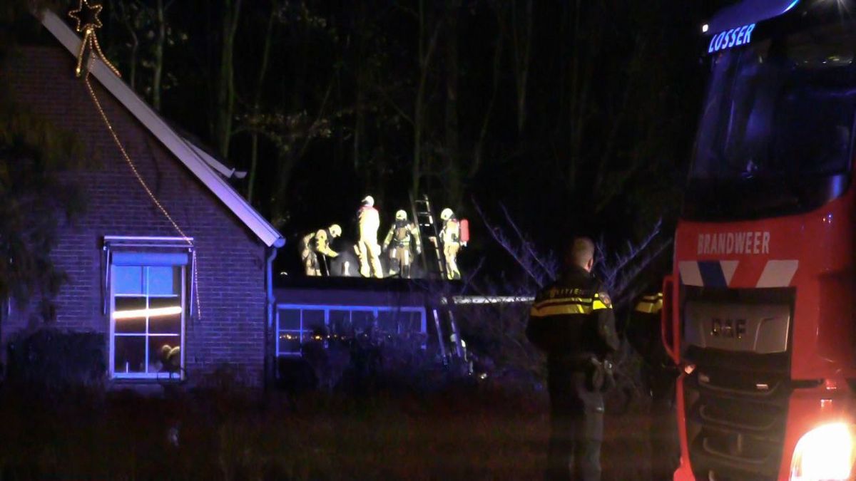 N732 tijdelijk afgesloten vanwege woningbrand in Enschede