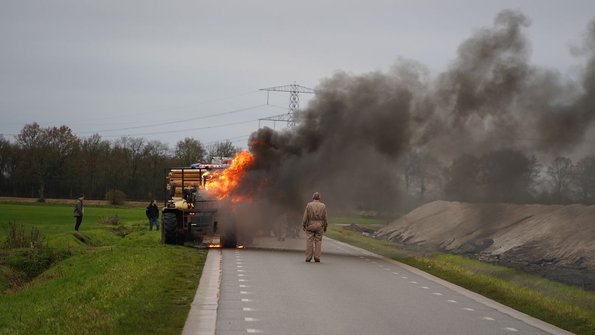 Verreiker vliegt in brand tijdens het rijden