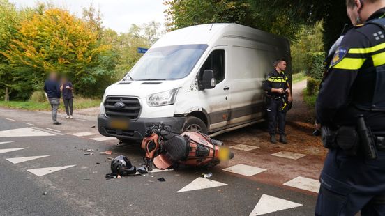 Scooter onder bestelbus, vrouw gewond