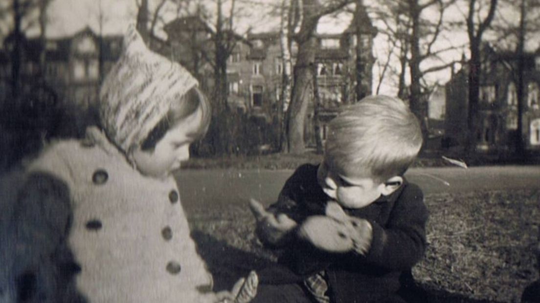 Twee opvangkinderen van Trui van Lier in het Wilhelminapark