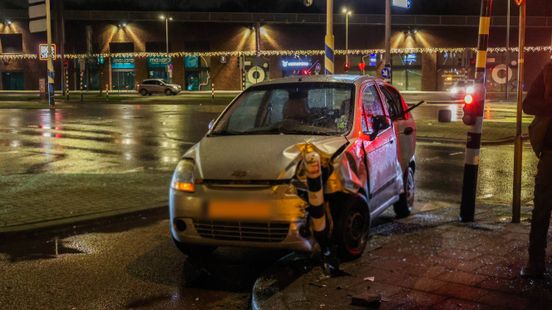 Agent gewond na botsing met politieauto in Uden, ook andere bestuurder naar ziekenhuis. Agent gewond na botsing met politieauto in Uden, ook andere bestuurder naar ziekenhuis.