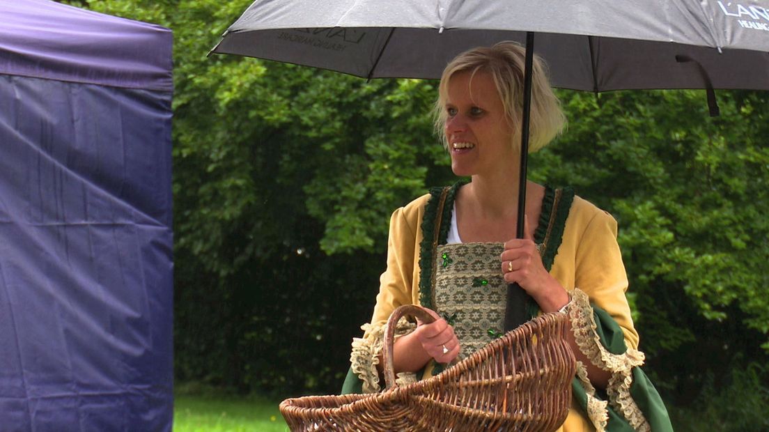 Jonkvrouwen groeten de bezoekers op de Zomerfair