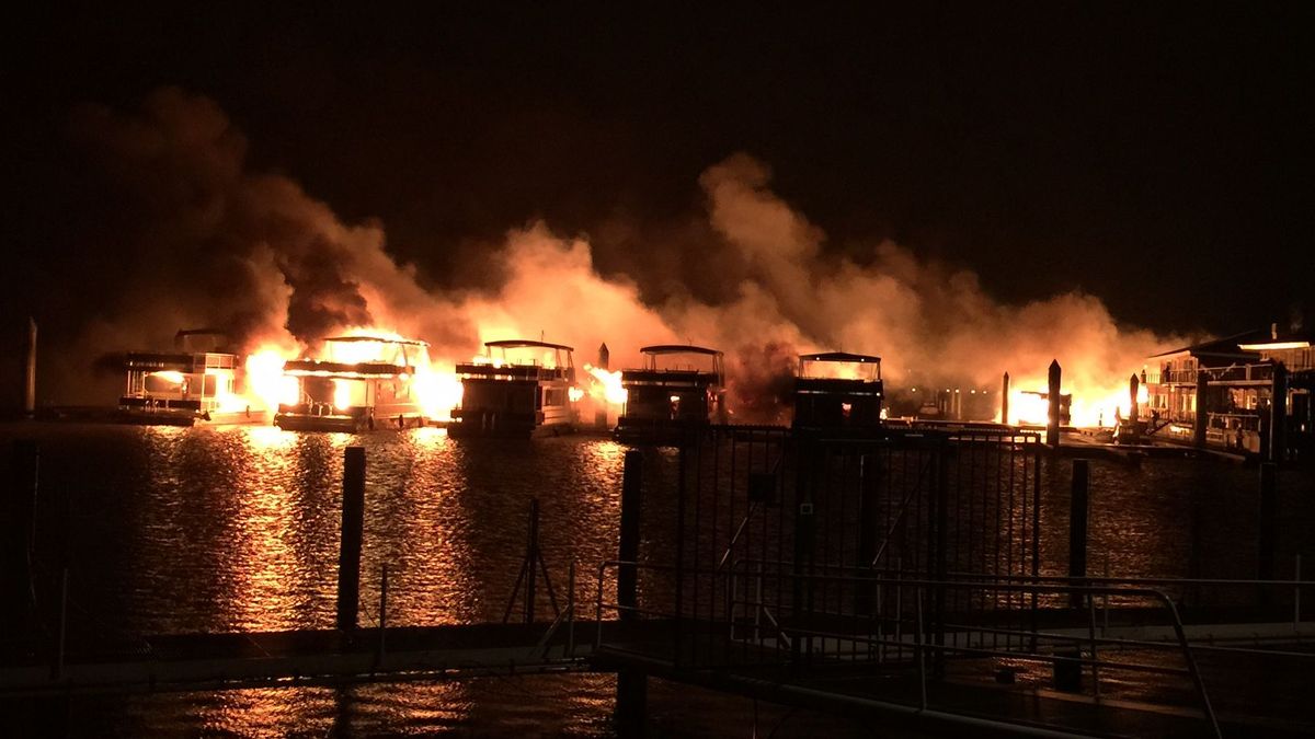 Enorme brand bij jachthaven in Wessem