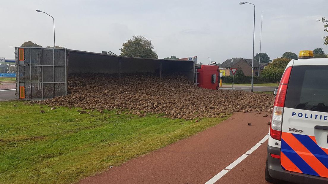 De vrachtwagen kantelde met duizenden suikerbieten (Rechten: Persbureau Meter)