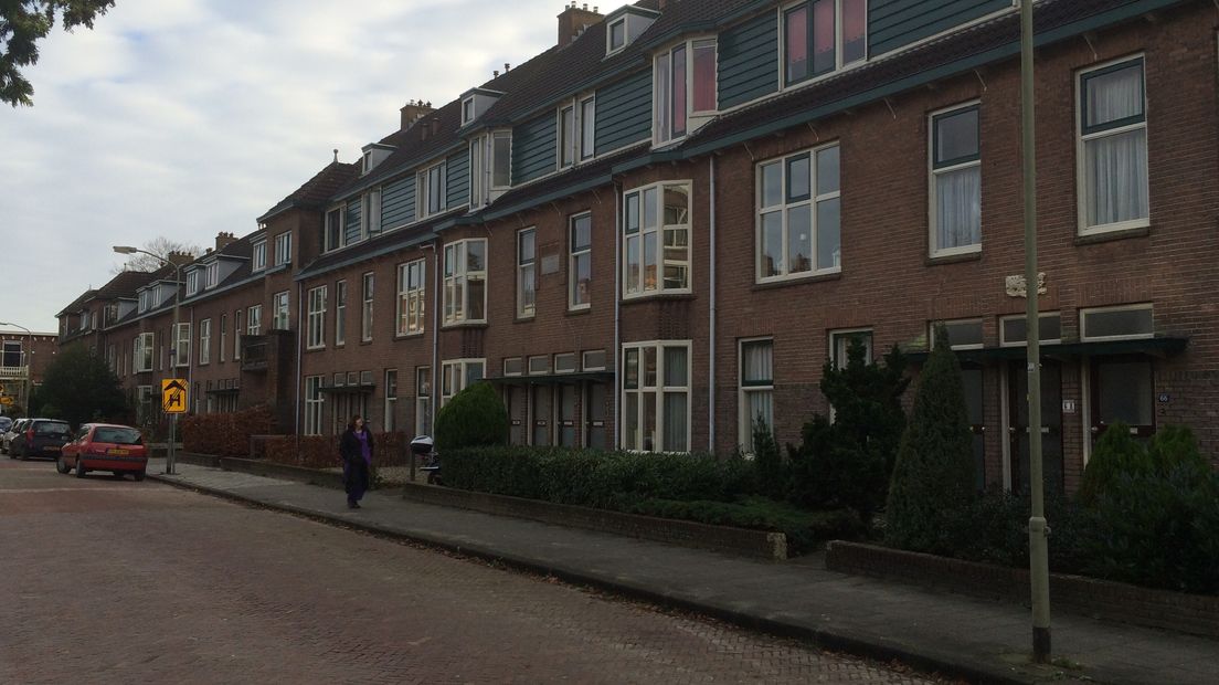 De monumentale onderofficierswoningen in de Oranjestraat, waarvan alleen de voorgevel overeind blijft (Rechten: RTV Drenthe/Margriet Benak)