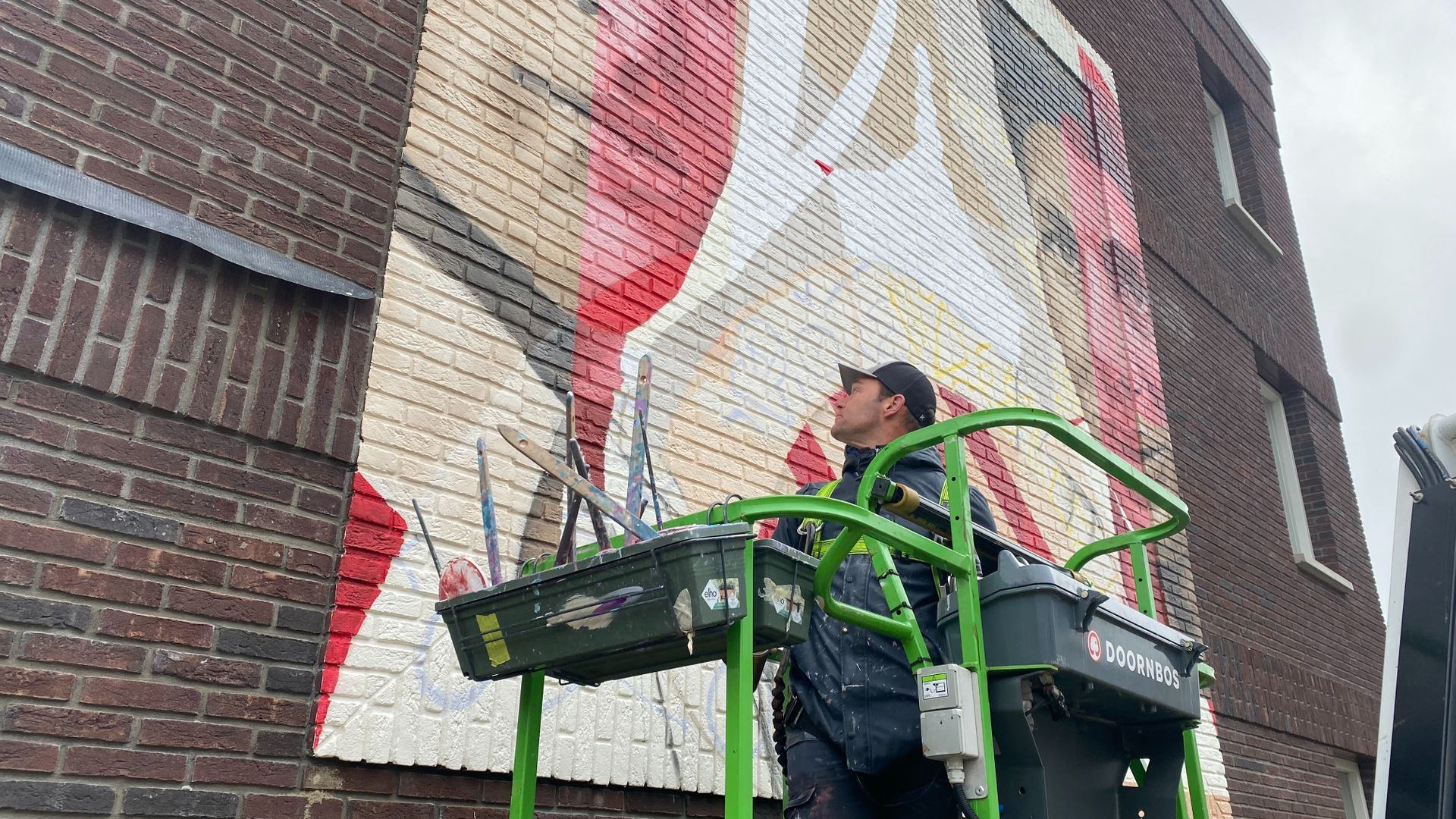 Van Zwol werkt aan zijn muurschildering