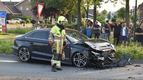 Veel schade bij botsing, één gewonde. Veel schade bij botsing, één gewonde.