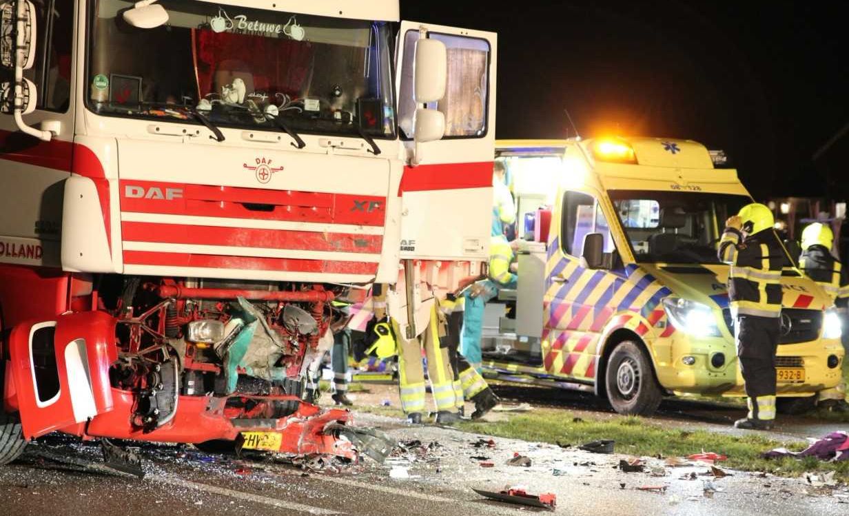 Dode En Zwaargewonde Bij Frontale Botsing Op N320 - Omroep Gelderland