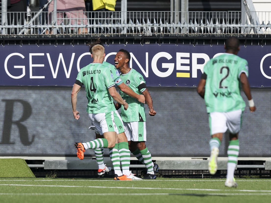 Jonathan de Guzman viert zijn doelpunt tegen Excelsior