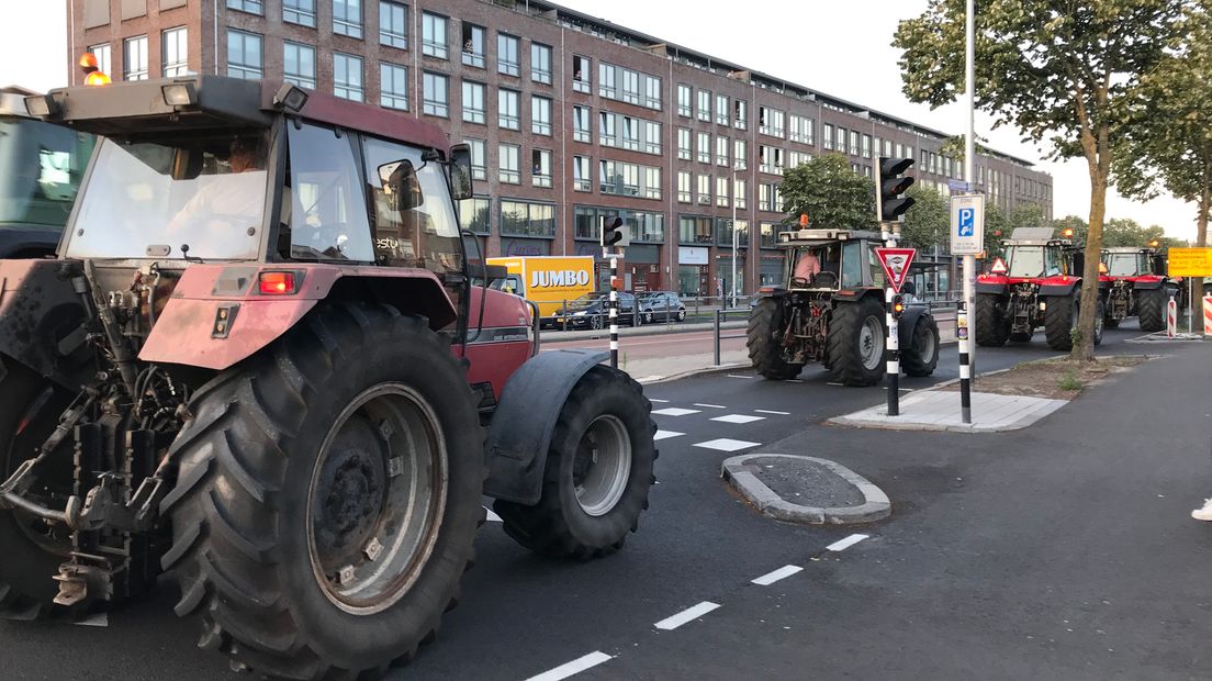 Protesterende boeren rijden richting de Utrechtse binnenstad.