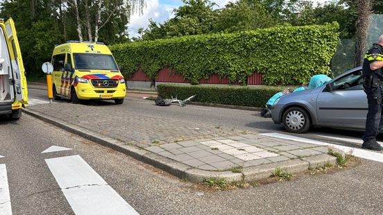 Fietser zwaargewond bij aanrijding met auto: traumahelikopter geland. Fietser zwaargewond bij aanrijding met auto: traumahelikopter geland.