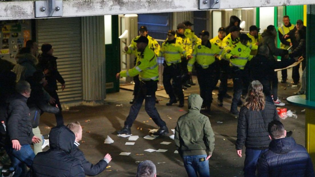 De politie grijpt in tijdens ADO - Feyenoord in 2017