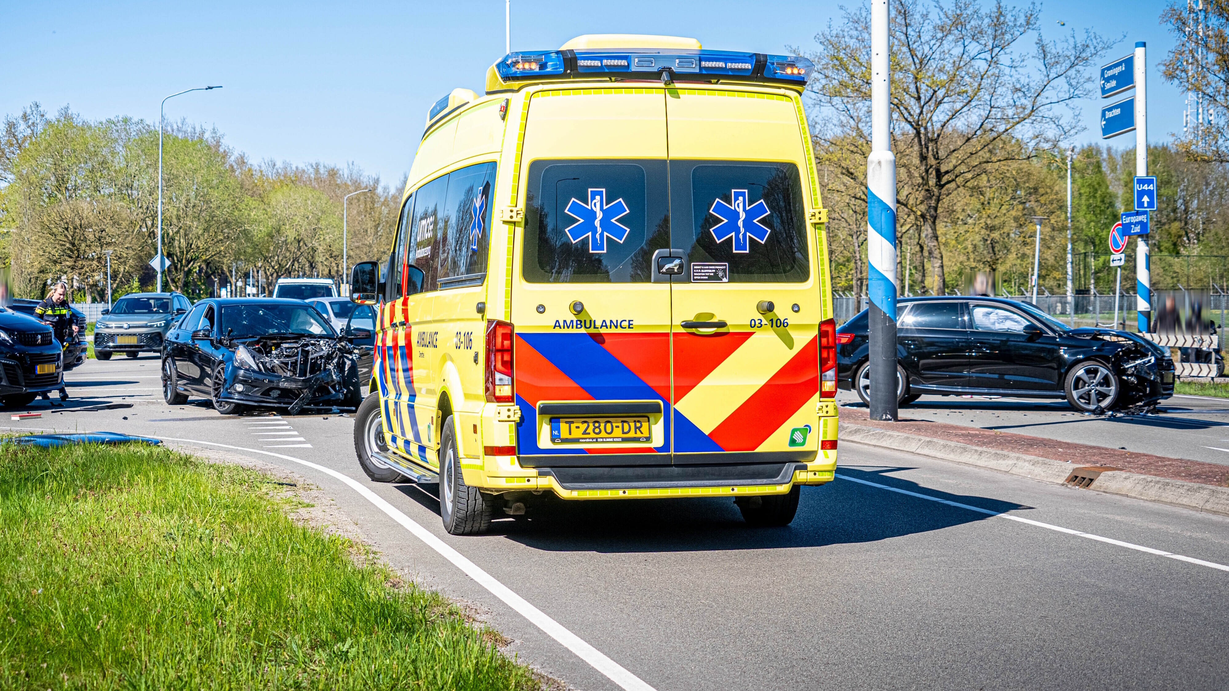 Ongeluk met twee autos in Assen, Europaweg-Zuid weer vrij.