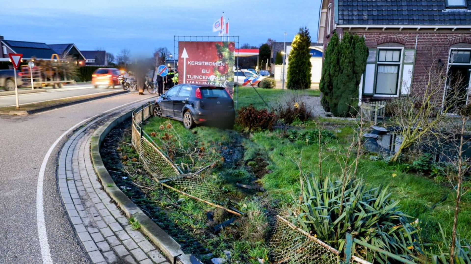 Vertraging door ongeval • auto rijdt voortuin in