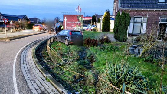 Auto rijdt voortuin in • bestuurder bekneld