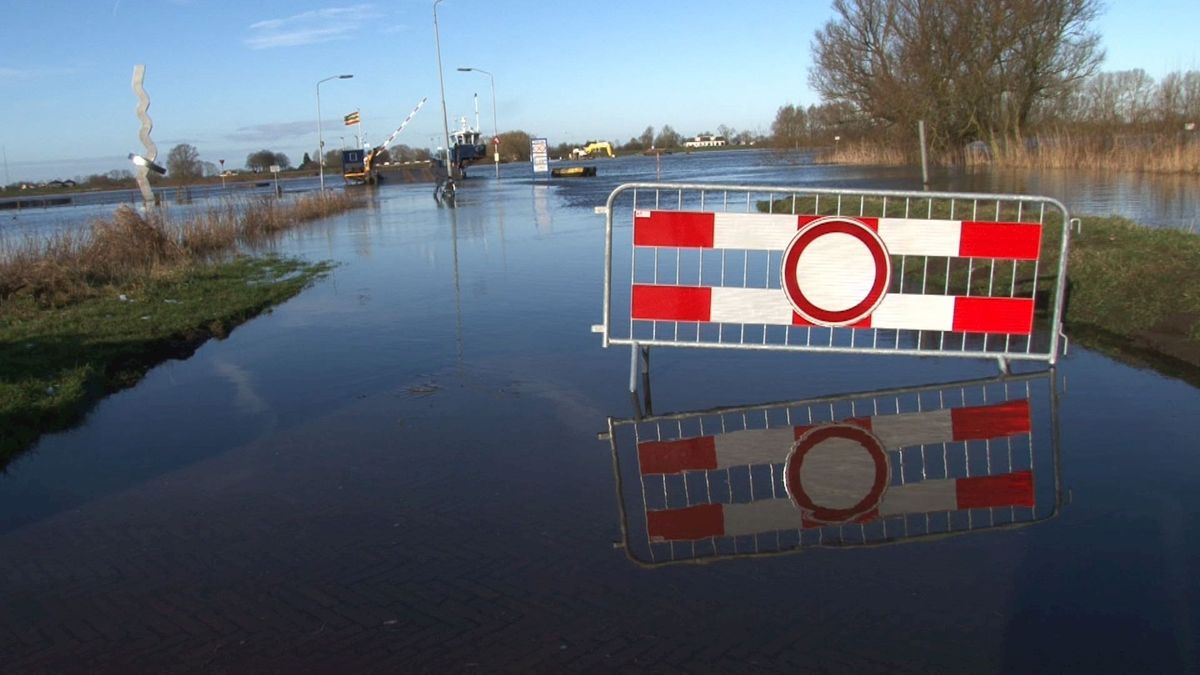 'Duumpjeswater' in de IJssel; tijd om het pontveer Olst-Welsum te schuren en te schilderen