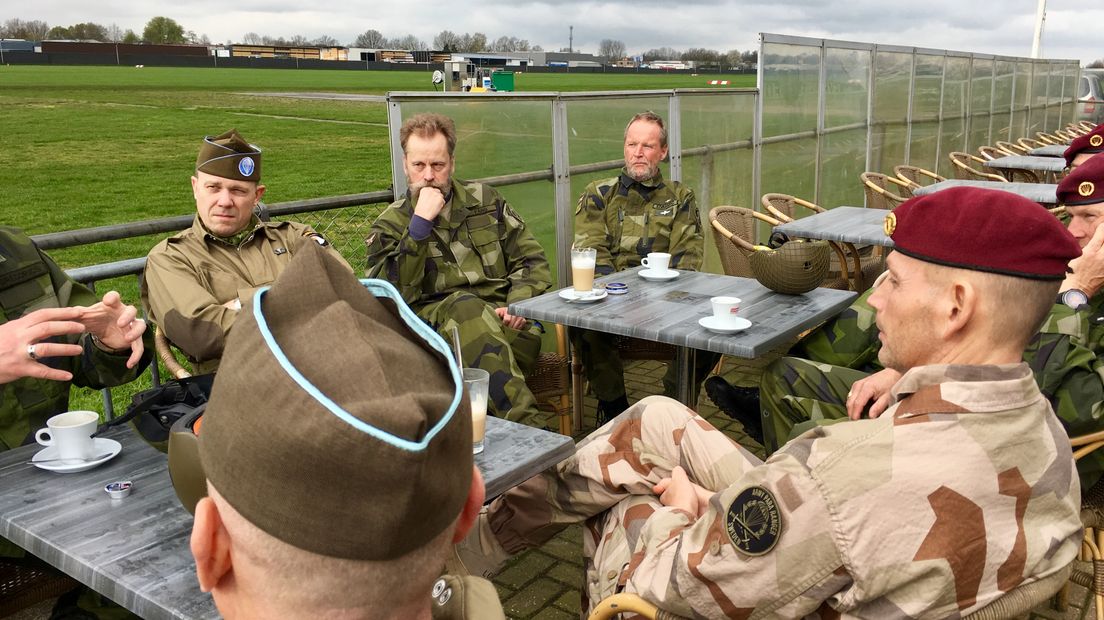 Parachutisten uit verschillende landen wachten totdat zij kunnen opstijgen (Rechten: RTV Drenthe/Marjolein Lauret)