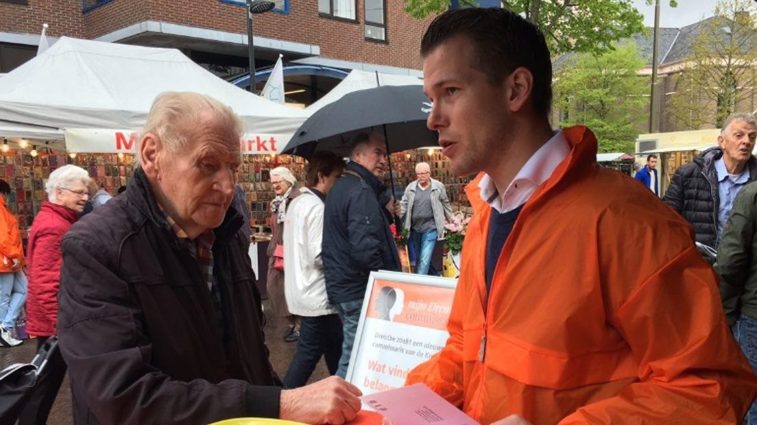 In Emmen op de markt werden mensen gevraagd om mee te denken over de nieuwe commissaris (Rechten: RTV Drenthe/Ineke Kemper)
