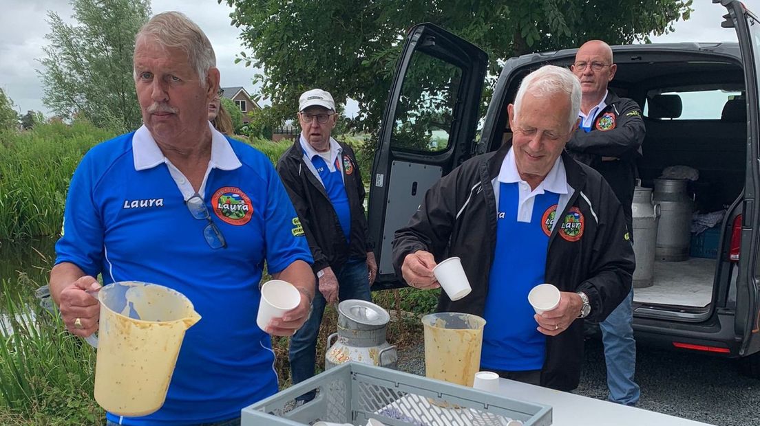 Vrijwilligers bij een drinkpost van de Alphense fietsvierdaagse LAURA