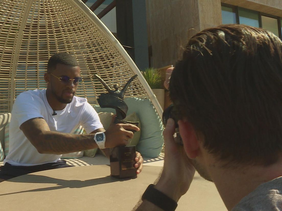 Georginio Wijnaldum showt zijn prijs