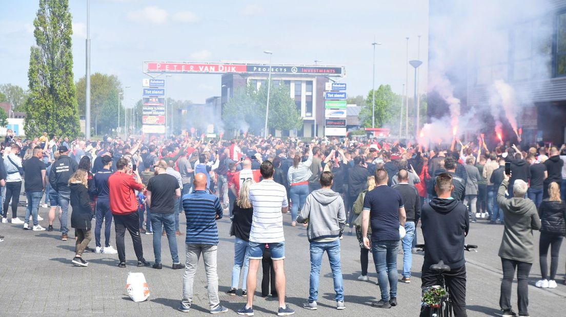 Honderden supporters van FC Emmen bij elkaar bij stadion De Oude Meerdijk