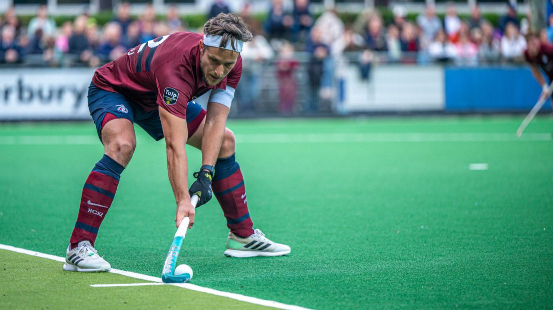 Klein Zwitserland-speler Marco Miltkau legt aan voor een strafcorner