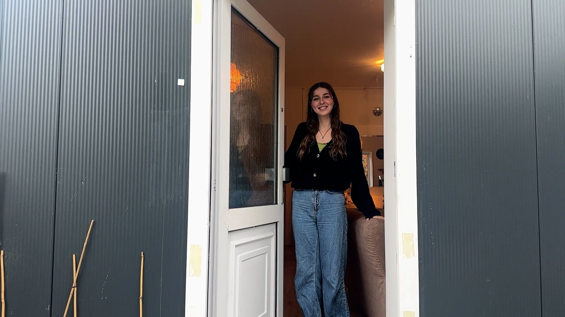 Nyna bij haar huis in Duitsland.