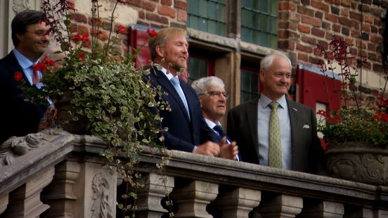 Koning opent verduurzaamd kasteel: warmtepompen kwamen per helikopter
