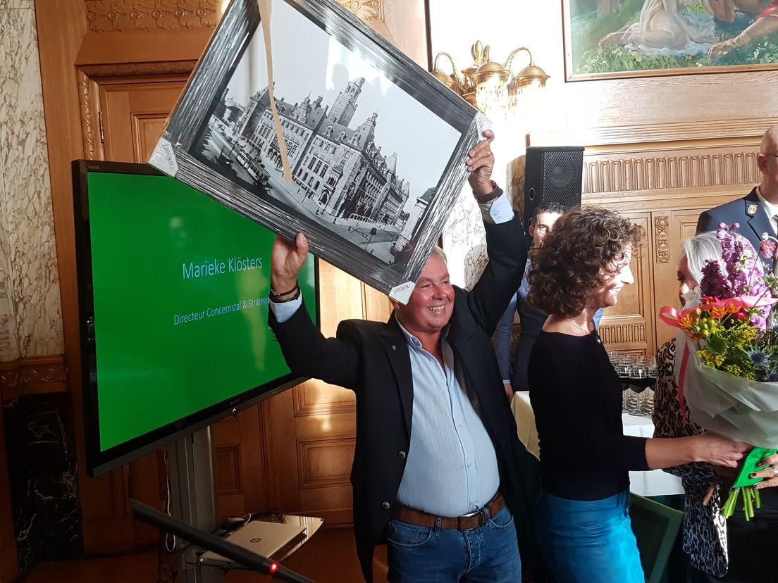 Hans Lierop ontvangt een schilderij van zijn Stadhuis