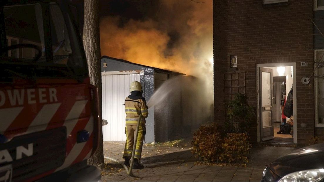 Asbest komt vrij bij brand garagebox Deventer