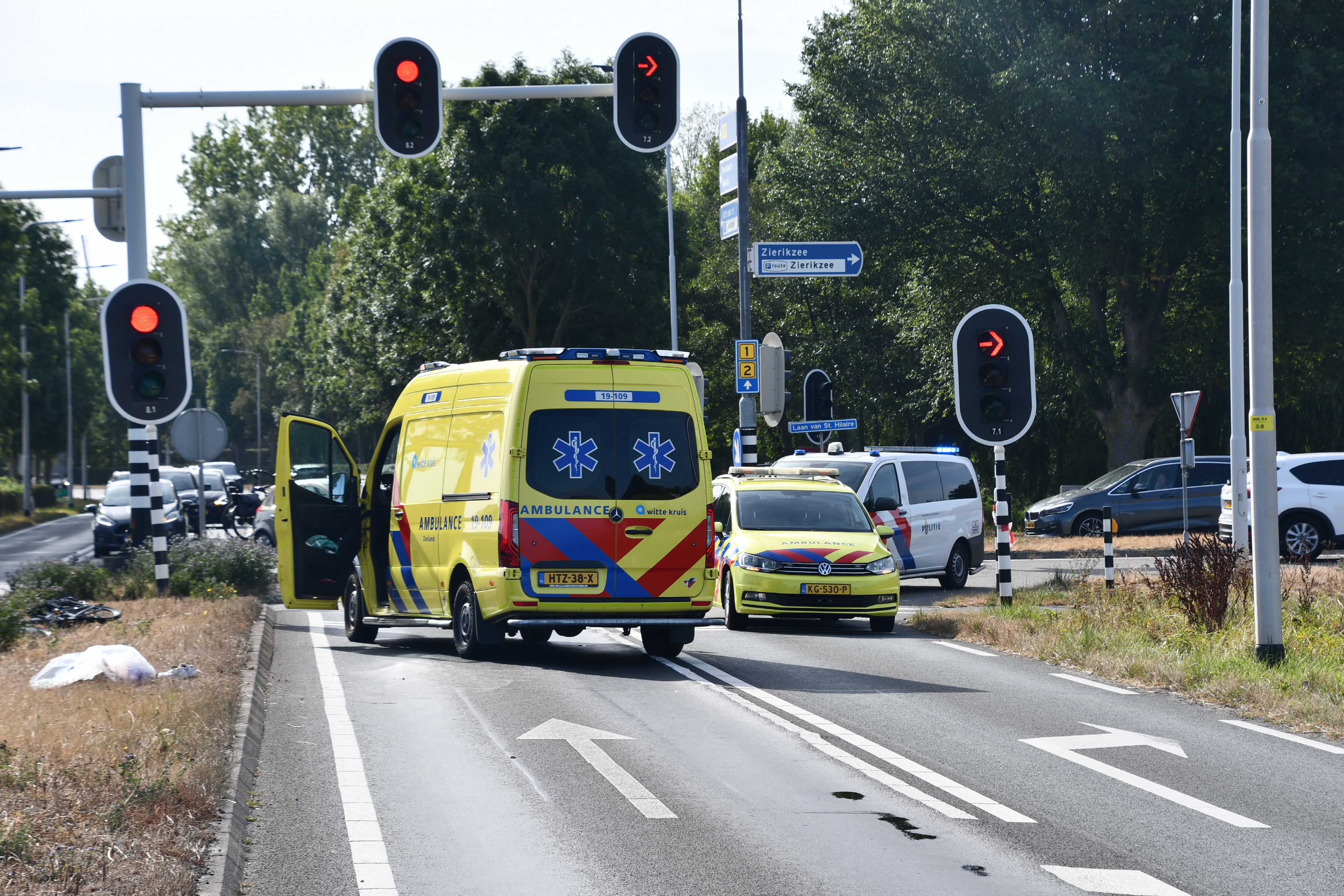 Fietser geschept door auto op N59: vrouw zwaargewond naar ziekenhuis
