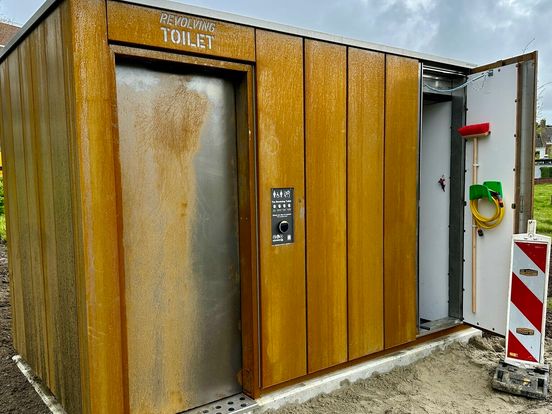 Roestvlekken op nieuwe openbare toiletten Middelburg doen vermoeden dat ze niet alleen vanbinnen zijn gebruikt